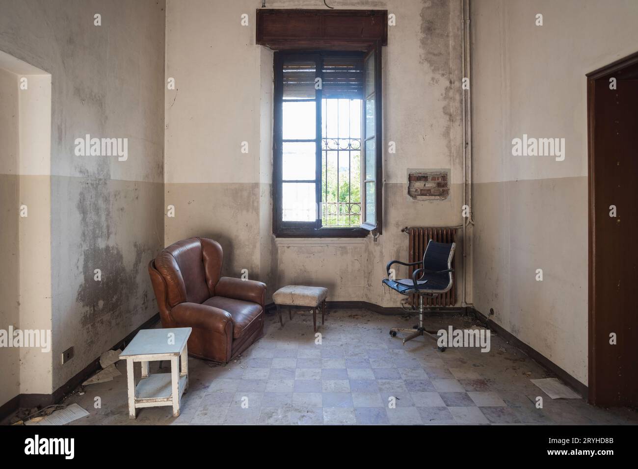 Una vecchia finestra di legno rotta Foto Stock