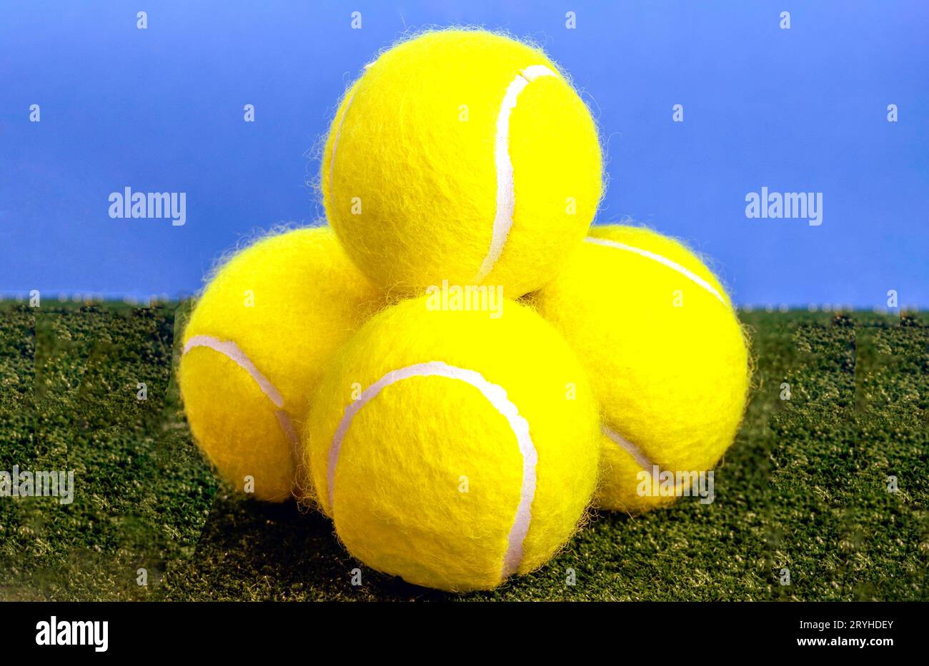 Quattro palline da tennis gialle in studio, Greater London, Inghilterra, Regno Unito Foto Stock