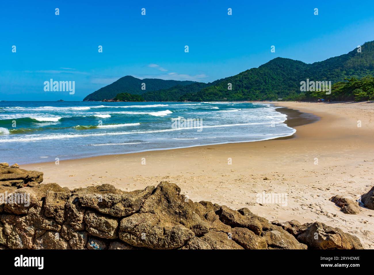 Splendida spiaggia di Bertioga sulla costa nord dello stato di San Paolo Foto Stock