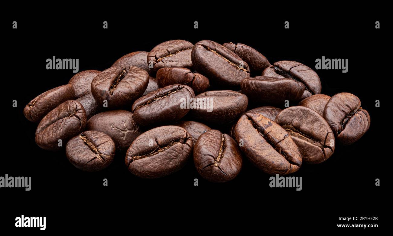 Chicchi di caffè arrostiti su fondo nero, profondità di campo completa Foto Stock