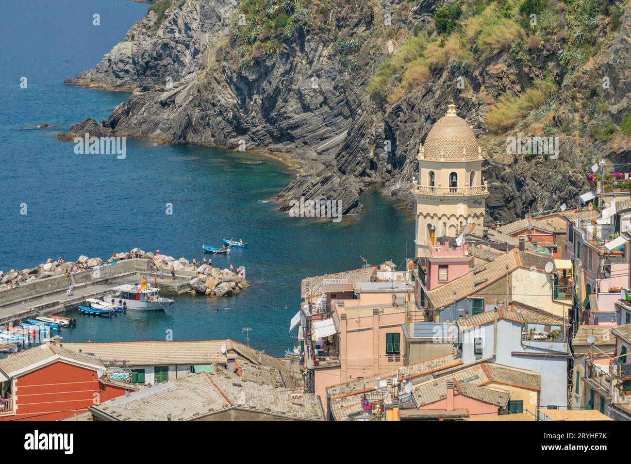 Vernazza e mare azzurro, cinque Terre, Italia Foto Stock