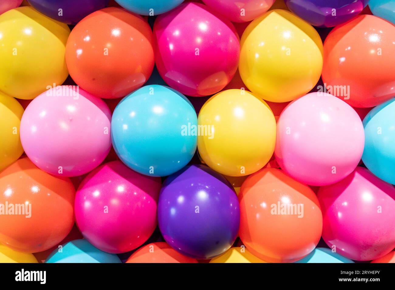 Sfondo colorato di palloncini: Foto realistiche, concetto di festa, festa, felice, sorpresa. Foto Stock