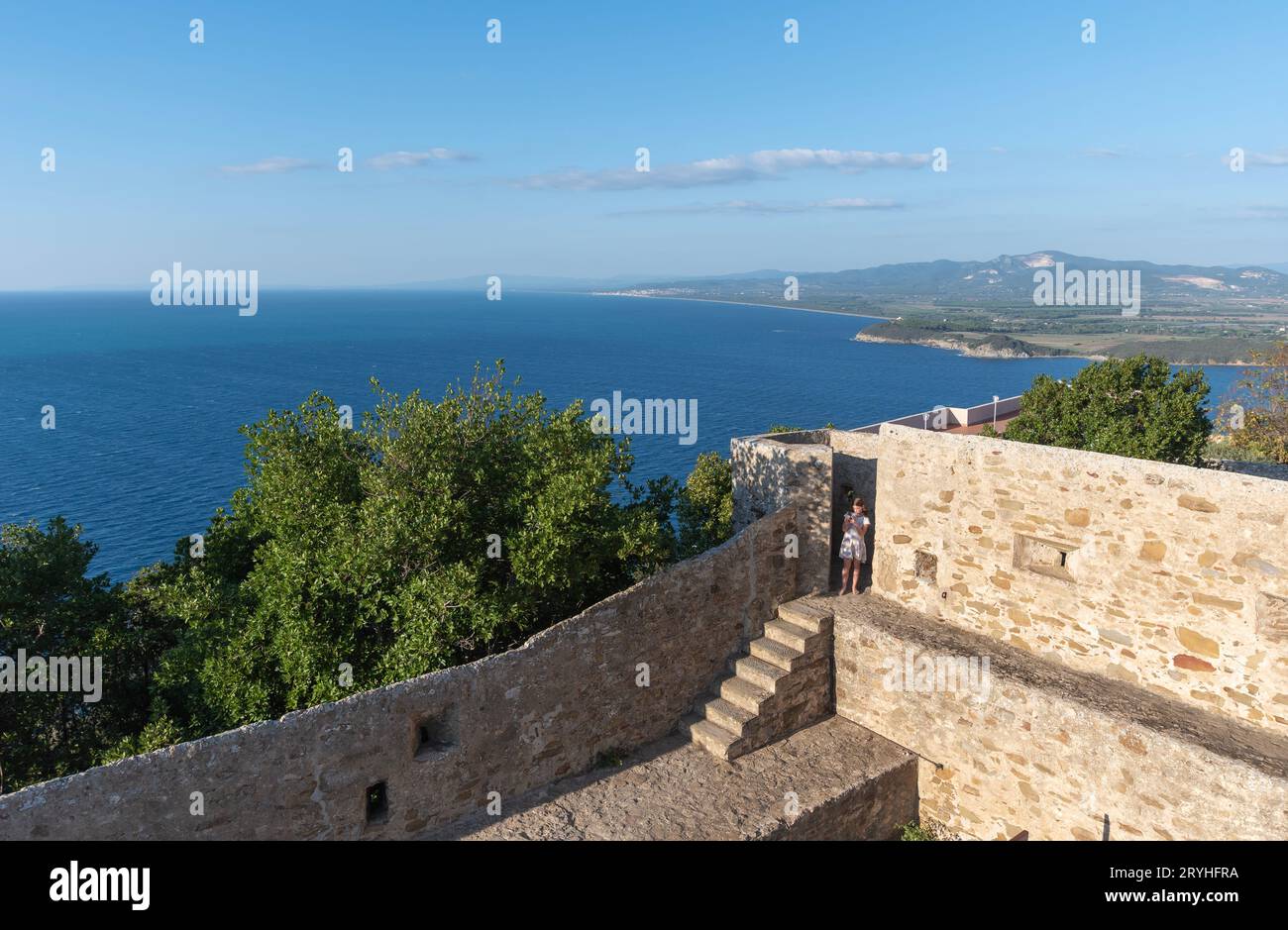 Il castello di Populonia (Golfo di Baratti, Piombino), il belvedere sul Mar Tirreno Foto Stock