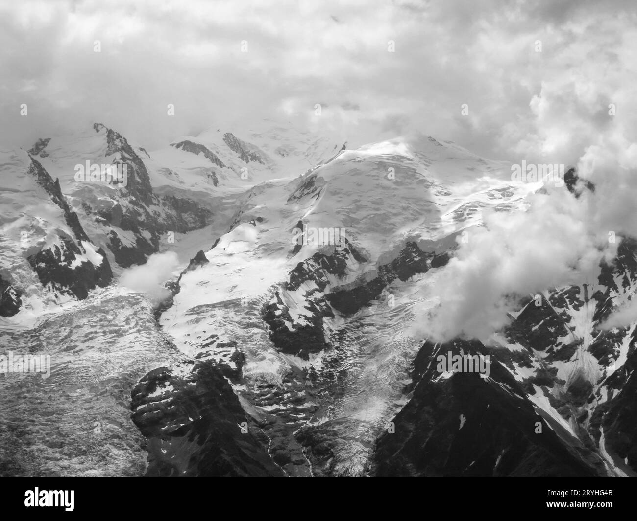 Nuvole sulla cima del Monte bianco, lato francese. Alpi. Europa. Paesaggio alpino in bianco e nero. Foto Stock