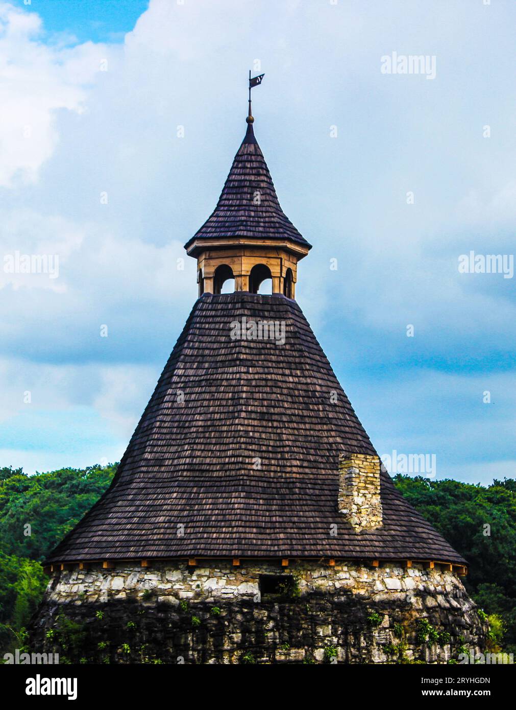 Guglia di un'antica torre con tetto in legno Foto Stock