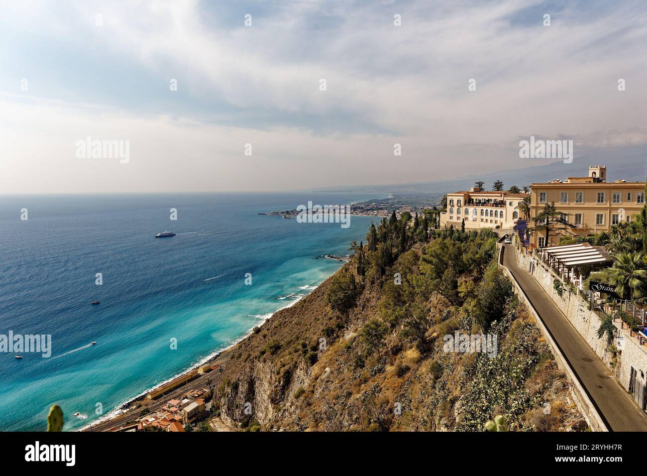 La costa della Sicilia con i suoi splendidi mari blu Foto Stock