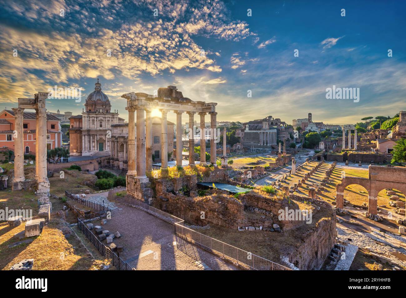 Roma Italia, skyline della città all'alba al Foro Romano e Colosseo di Roma Foto Stock
