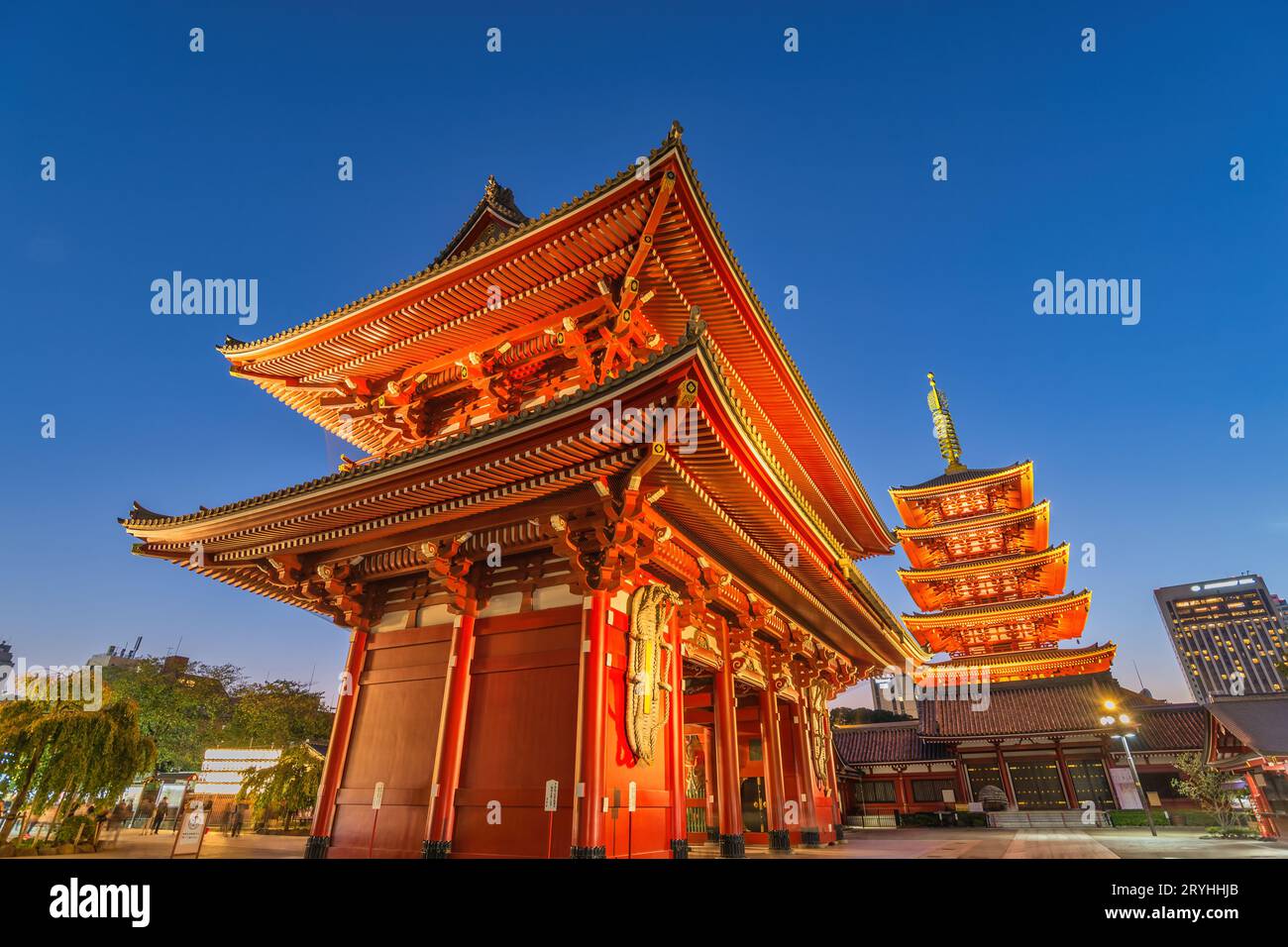 Tokyo, Giappone - 26 ottobre 2017: Skyline notturno della città e passeggiata turistica al Tempio di Asakusa (senso-Ji Foto Stock
