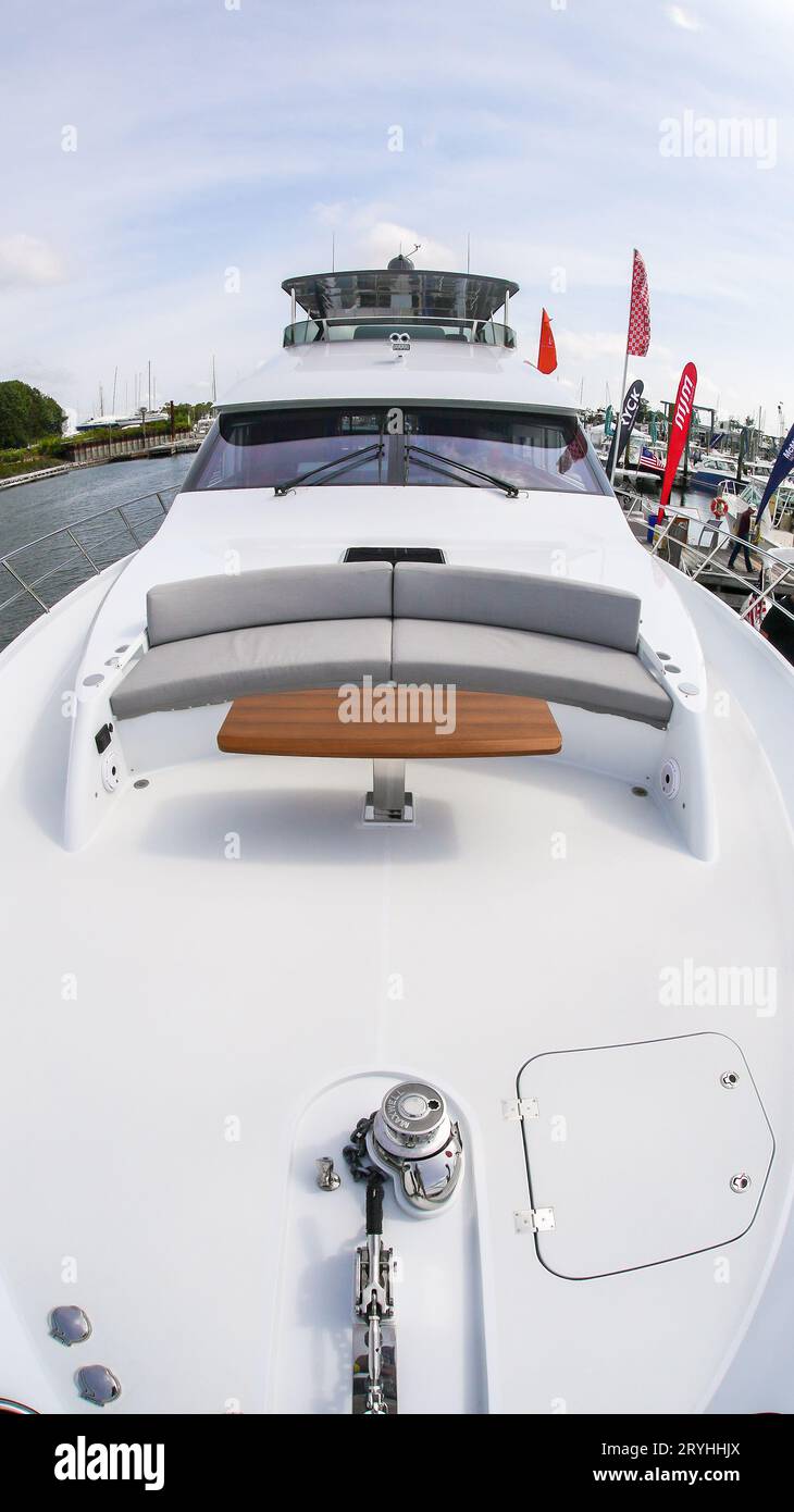 NORWALK, CT USA - 22 SETTEMBRE 2023: Vista dal ponte anteriore sullo yacht CLB 72 esposto al Norwalk Boat Show Foto Stock
