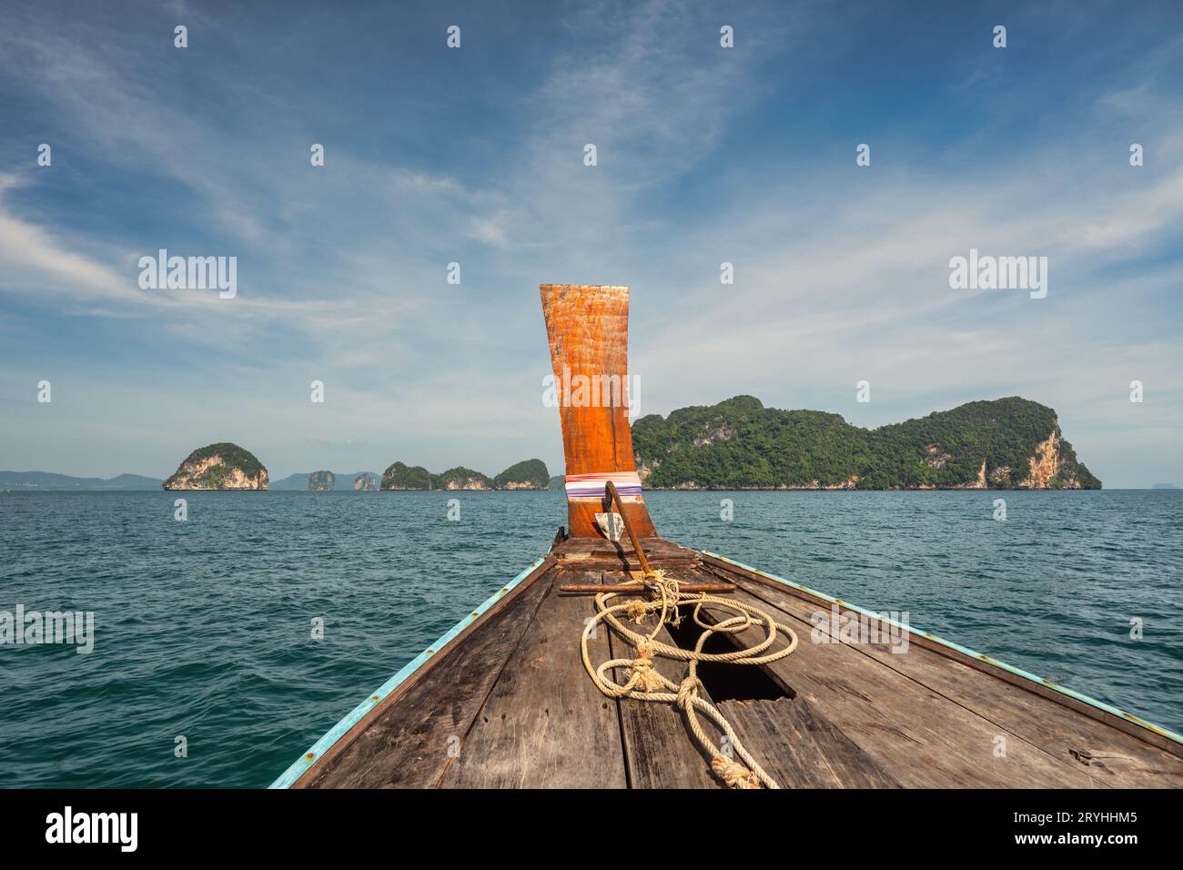 Giro in barca attraverso le isole tropicali con acqua marina blu a Koh Hong Island, Krabi Thailandia na Foto Stock