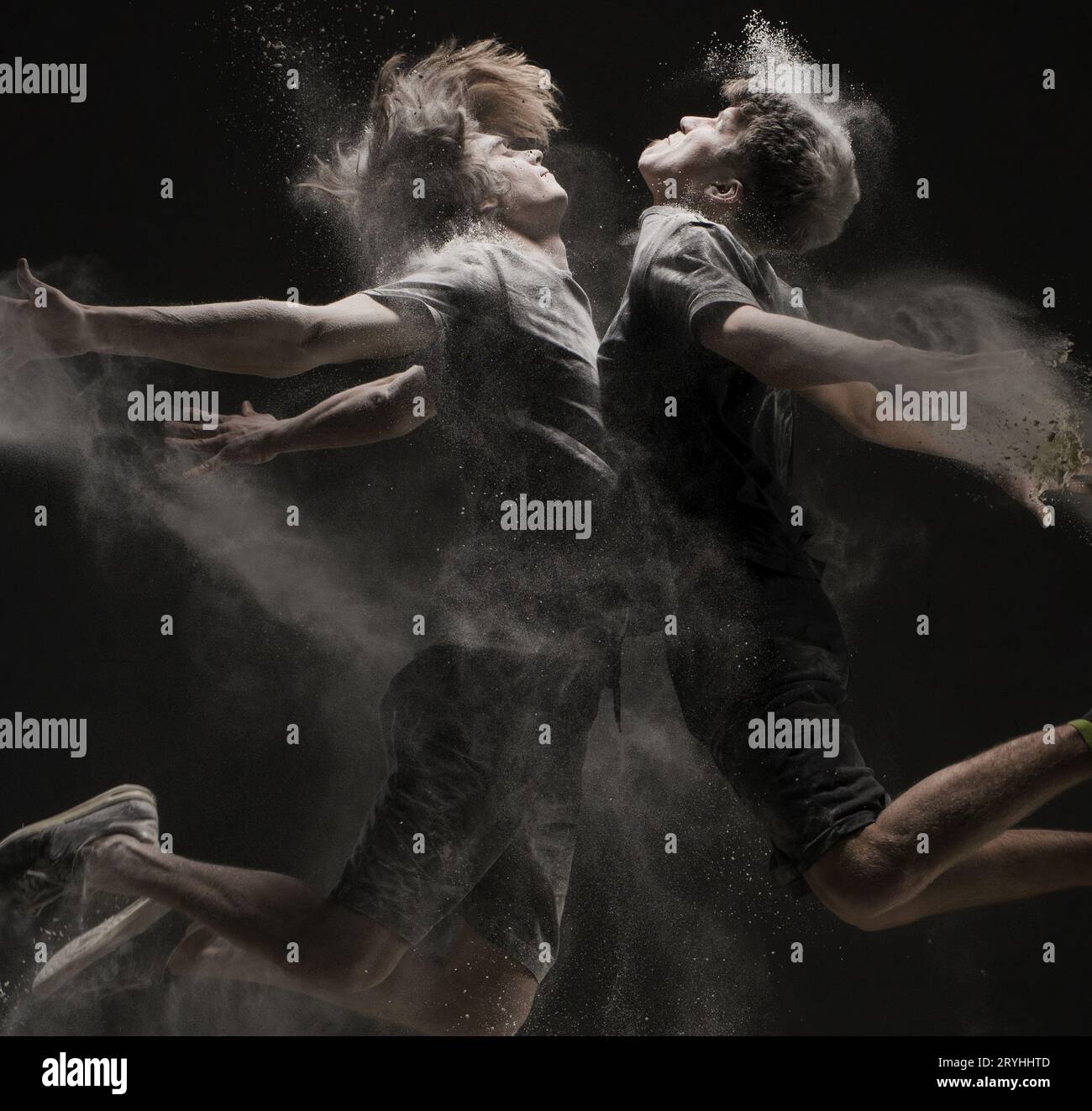 Due giovani danzatori jumping nella nuvola di polvere view Foto Stock