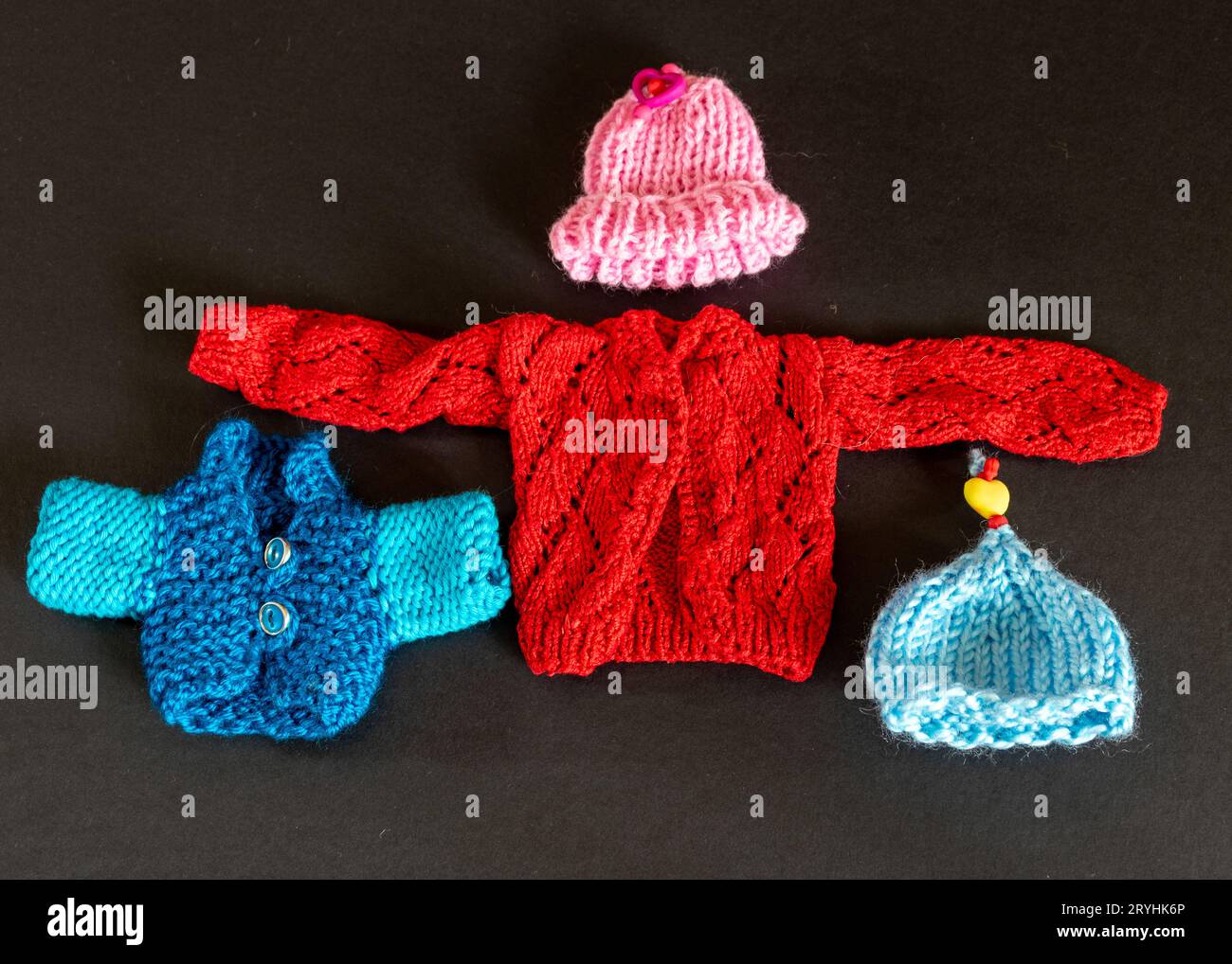 abiti per bambola lavorati a maglia in diversi colori, adorabile collezione di abiti per bambola lavorati a maglia per bambina Foto Stock