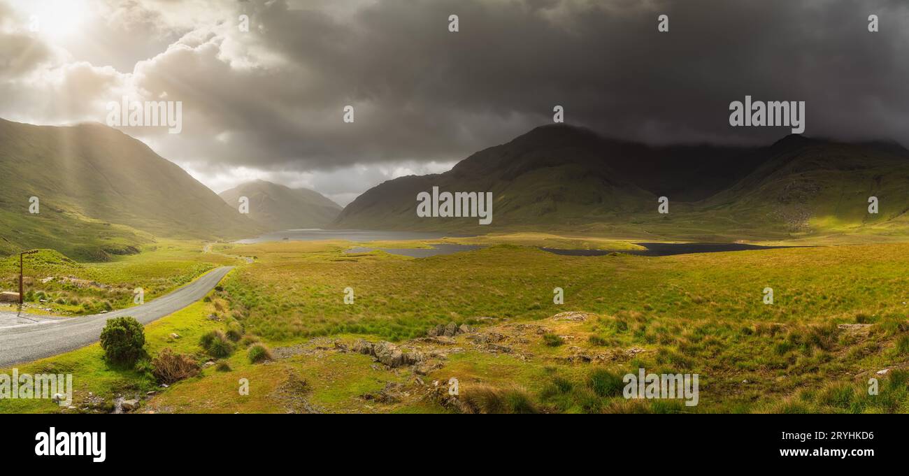 Panorama della valle di Doolough con laghi e catene montuose, Irlanda Foto Stock