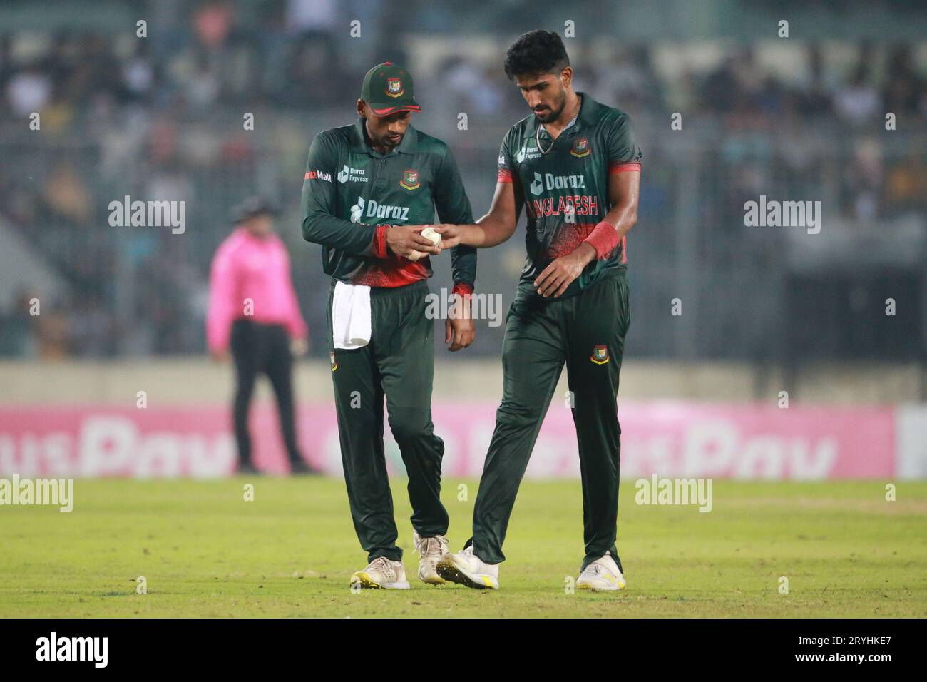 Nazmul Hasan Shanto e Syed Khaled Ahmed Bangladesh e nuova Zelanda 3° ODI Match of Three Match Series allo Sher-e-Bangla National Cricket Stadium di Foto Stock