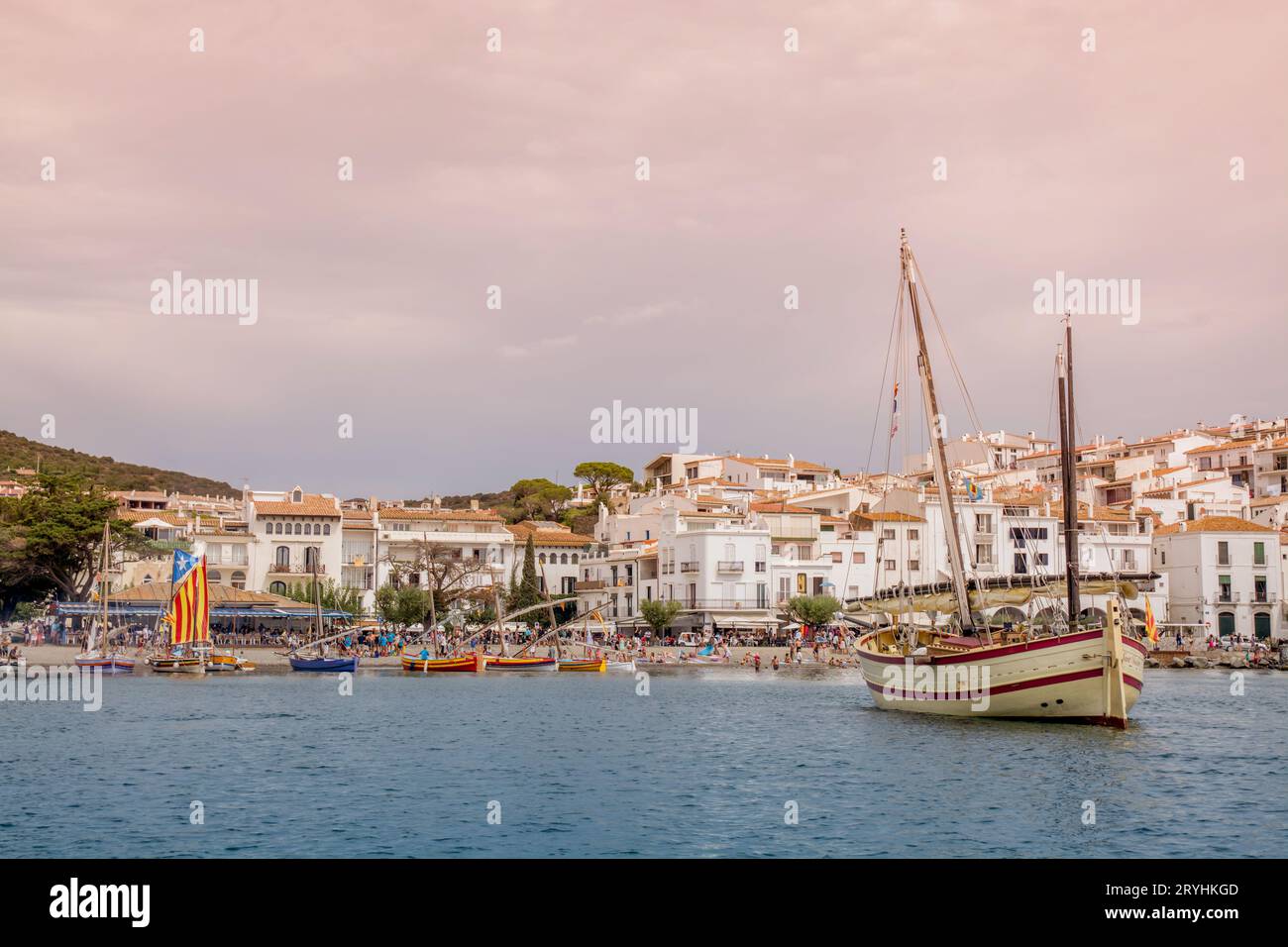 Vista del villaggio di pescatori di Cadaques dal mare. Foto di alta qualità Foto Stock