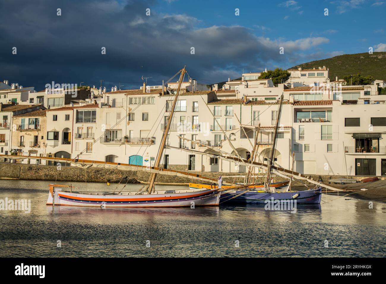 Vista del villaggio di pescatori di Cadaques dal mare Foto Stock