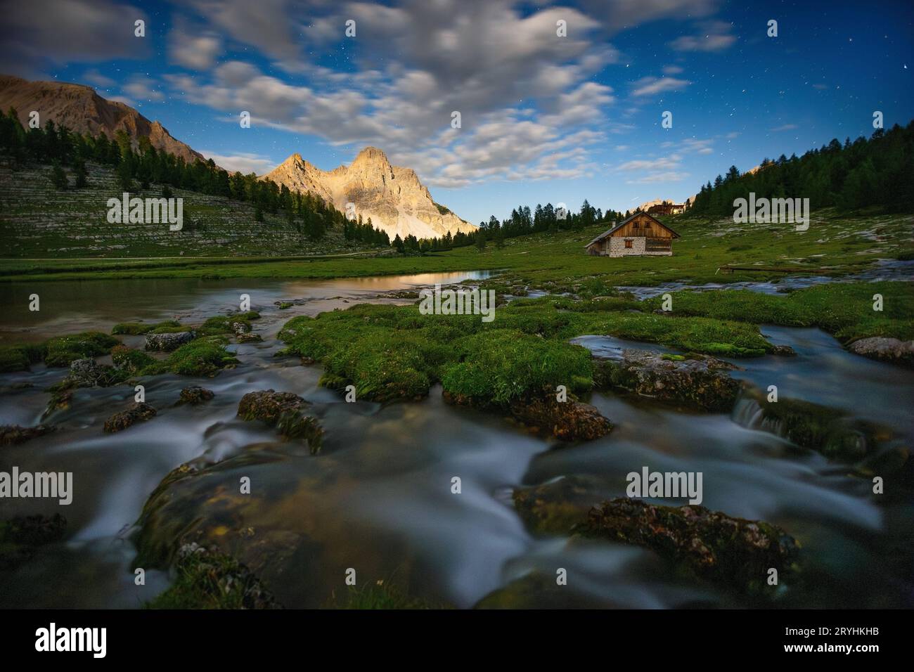 Al chiaro di luna di notte nella valle di Fanes. Le Dolomiti. Acqua corrente, prato alpino. Furcia dai fers vetta della montagna. Alpi italiane. Europa. Foto Stock