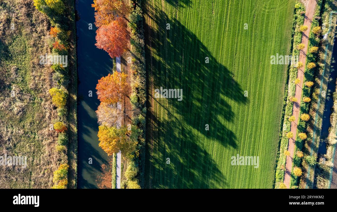 Foto aerea di Canal Dessel Schoten a Rijkevorsel, kempen, Belgio, che mostra la via d'acqua nel verde naturale del fiume Foto Stock