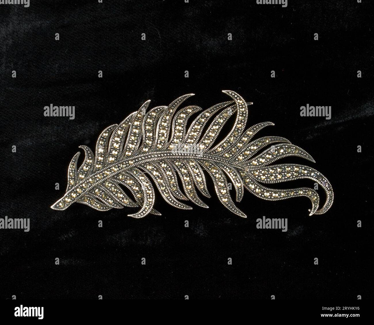 Ampia spilla in marcasite vintage anni '1940 e piume d'argento. Foto Stock