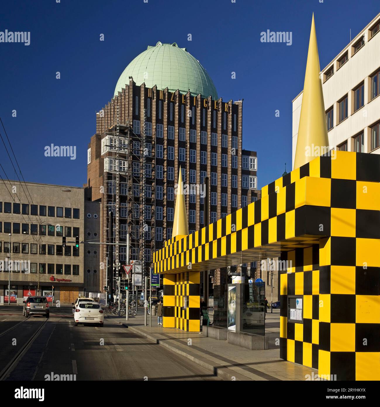 Fermata del tram di Steintor, artista Alessandro Mendini, edificio alto con indicatore posteriore, Hannover, Germania Foto Stock