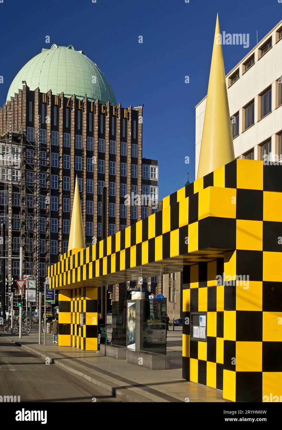 Fermata del tram di Steintor, artista Alessandro Mendini, edificio alto con indicatore posteriore, Hannover, Germania Foto Stock