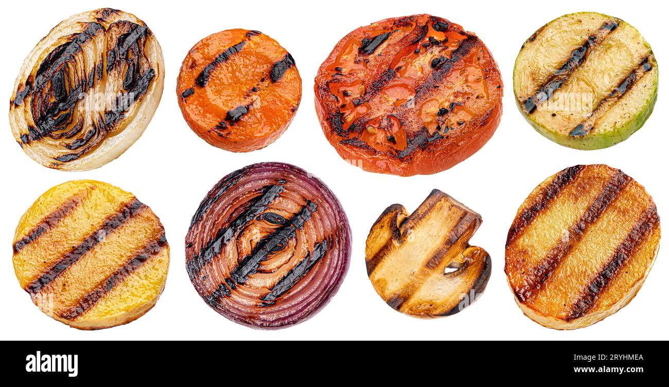 Fette di verdure grigliate che cadono isolate su sfondo bianco Foto Stock