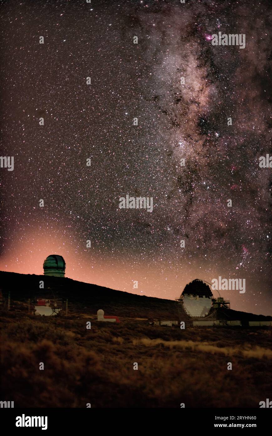 Via Lattea sopra i telescopi sull'isola di la Palma Foto Stock