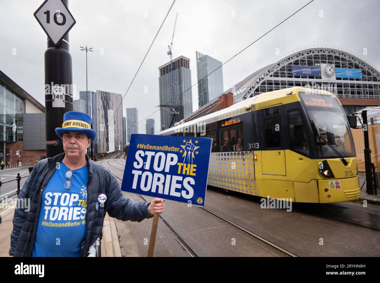 Manchester, Regno Unito. 1 ottobre 2023. Manchester, Regno Unito. 1 ottobre 2023. Steven Bray , attivista britannico di Port Talbot nel Galles del Sud che, nel 2018 e nel 2019, ha protestato quotidianamente contro la Brexit al di fuori della conferenza conservatrice dove la polizia sta tentando di fermare la sua protesta attraverso un sistema PA con musica. Primo giorno della conferenza Tory 2023 Manchester. Crediti: GaryRobertsphotography/Alamy Live News Credit: GaryRobertsphotography/Alamy Live News Foto Stock