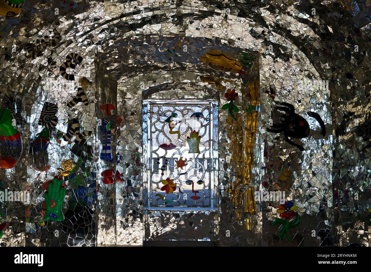 Grotta di Niki de Saint Phalle nel grande Giardino, Giardini Herrenhaeuser, Hannover, Germania, Europa Foto Stock