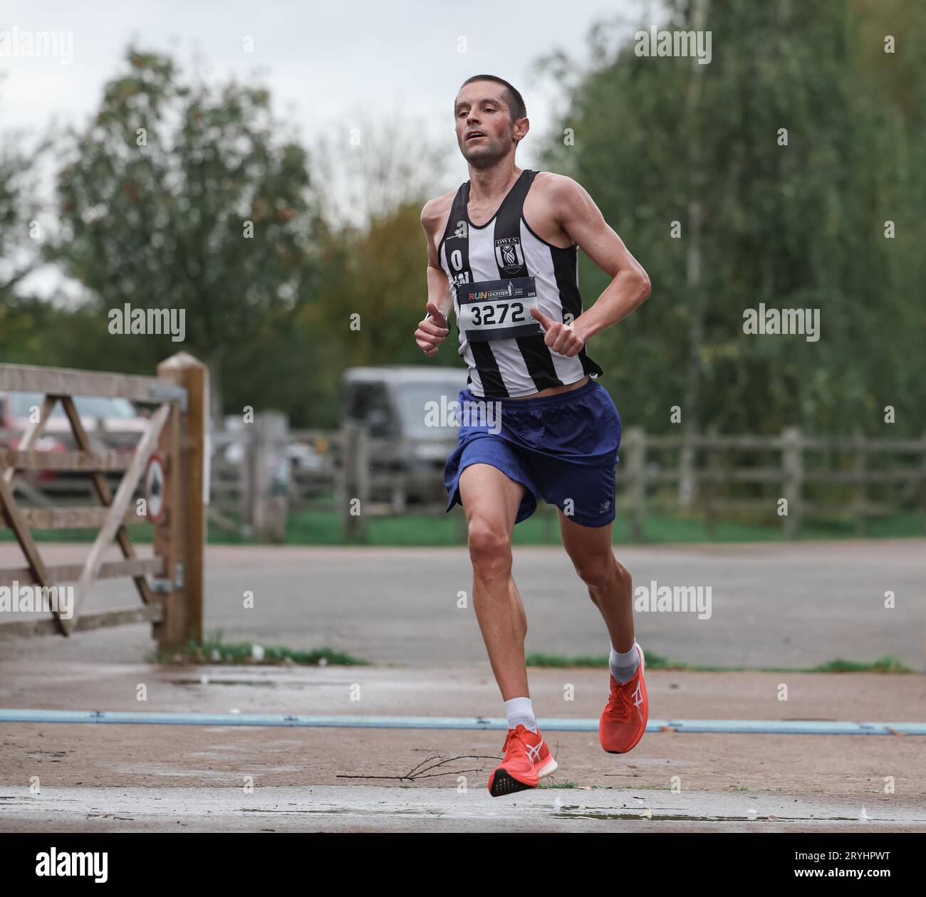 I corridori della Leicester Half Marathon 2023 che attraversano il percorso intermedio del Watermead Country Park Foto Stock