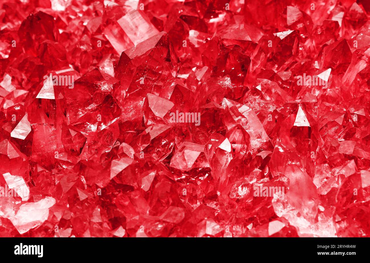 Grappolo di cristalli minerali di quarzo rosso rubino Foto Stock
