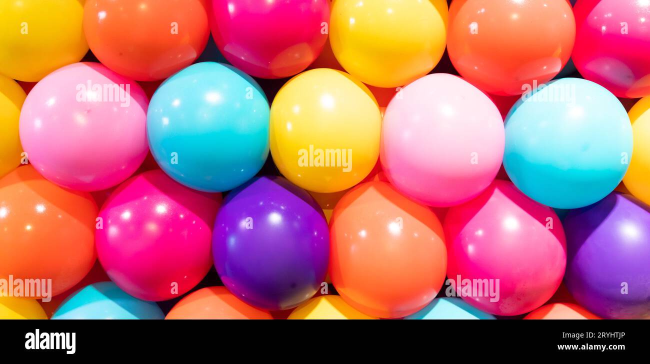Sfondo colorato di palloncini: Foto realistiche, concetto di festa, festa, felice, sorpresa. Foto Stock