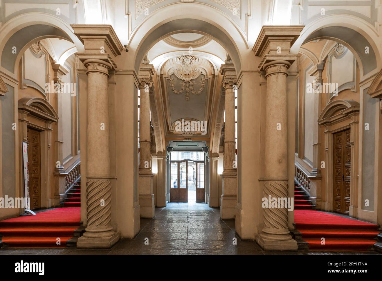 Torino, Italia - scalinata di Palazzo Barolo. Palazzo di lusso con vecchi interni barocchi e tappeto rosso Foto Stock