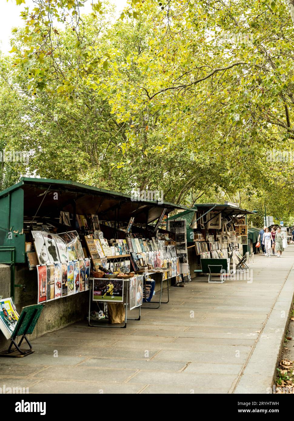 Bancarelle di bouquinistes, librerie di libri usati e antiquari lungo le rive della Senna, centro di Parigi, Francia Foto Stock