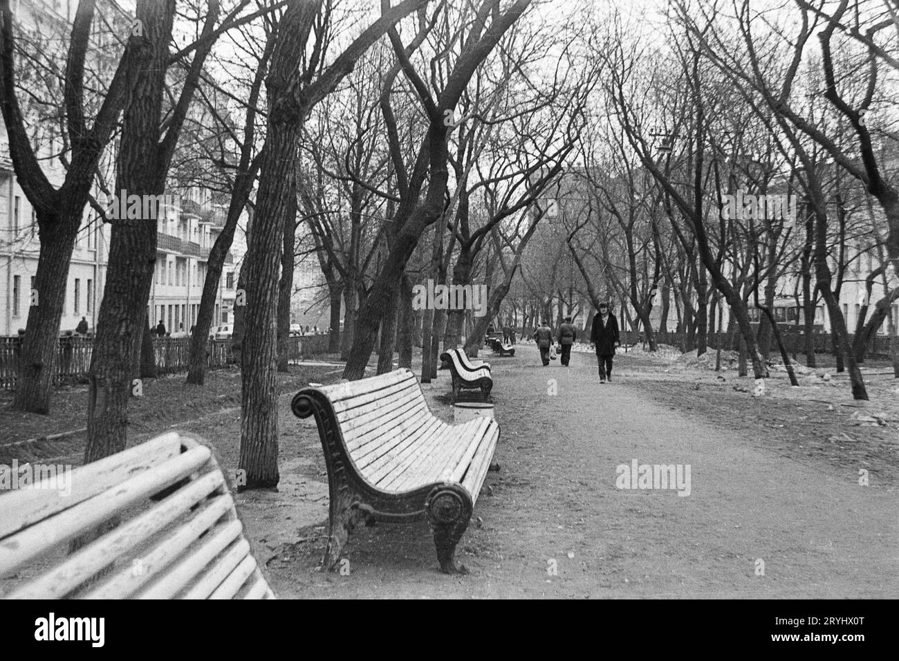 Mosca, URSS - aprile 1982: Il Boulevard Ring a Mosca, paesaggio urbano. scansione di pellicole in bianco e nero da 35 mm Foto Stock