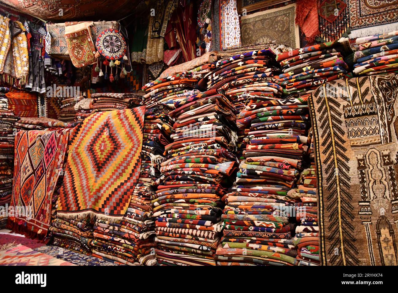 Tappeti colorati e orientali presso un rivenditore di tappeti a Goreme, Cappadocia, Turchia Foto Stock