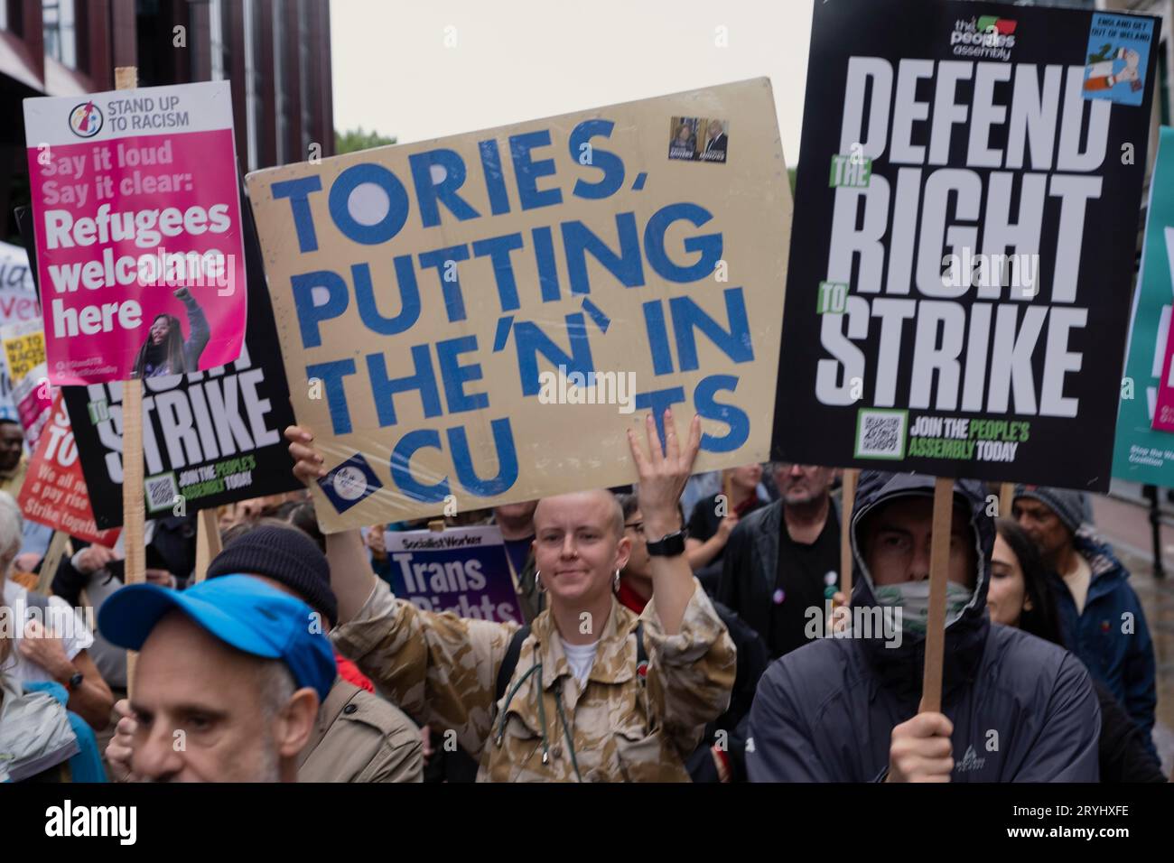 Manchester, Regno Unito. 1 ottobre 2023. Il grande pubblico e i membri dell'Unione marciano davanti alla Conferenza del Partito Conservatore per protestare contro i tagli ai benefici, la crisi dei migranti e la cancellazione di HS2 a Manchester e Leeds. Credit Mark Lear / Alamy Live News Foto Stock