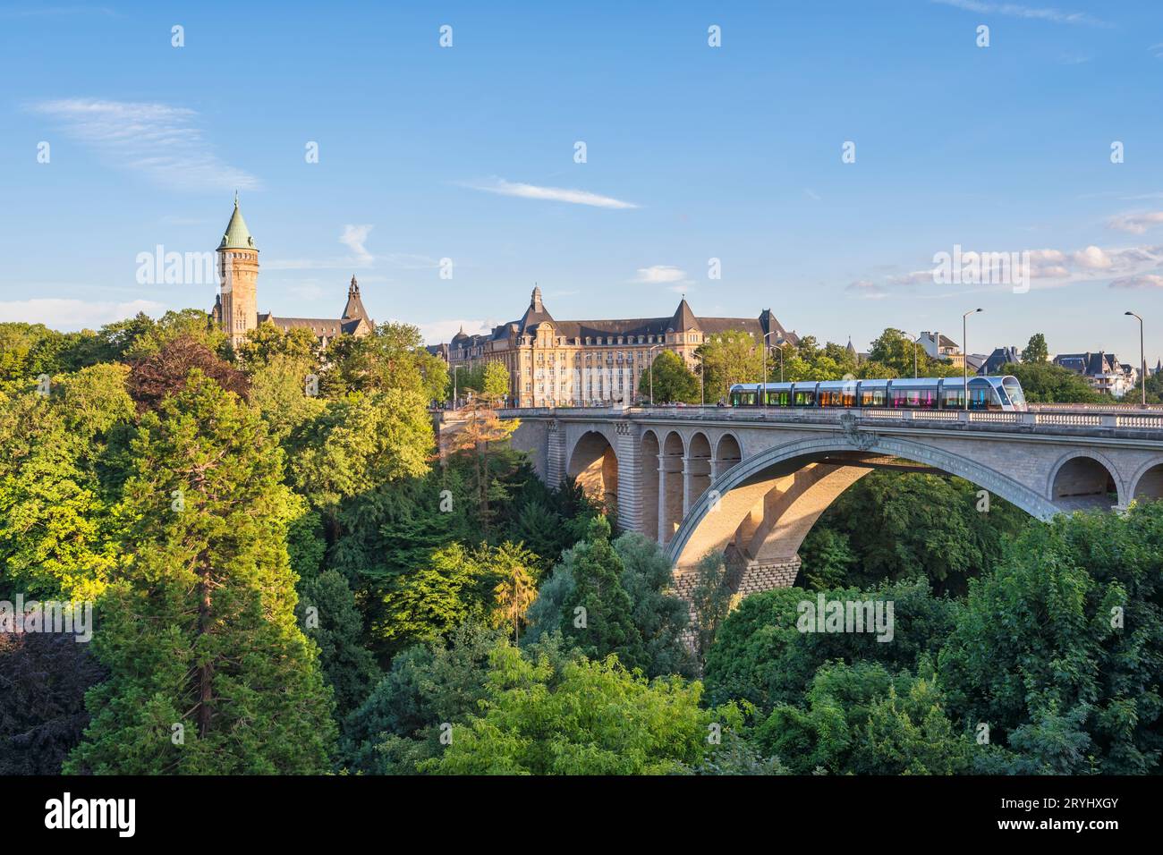 Granducato di Lussemburgo, skyline della città al Ponte Adolphe Foto Stock