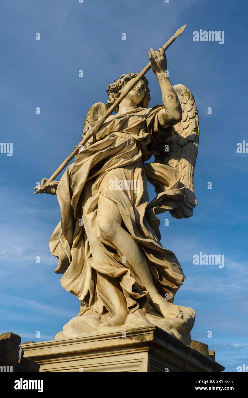 Statua di angelo con lancia di Domenico Guidi, lato orientale di Ponte Sant'Angelo, Roma, Italia Foto Stock