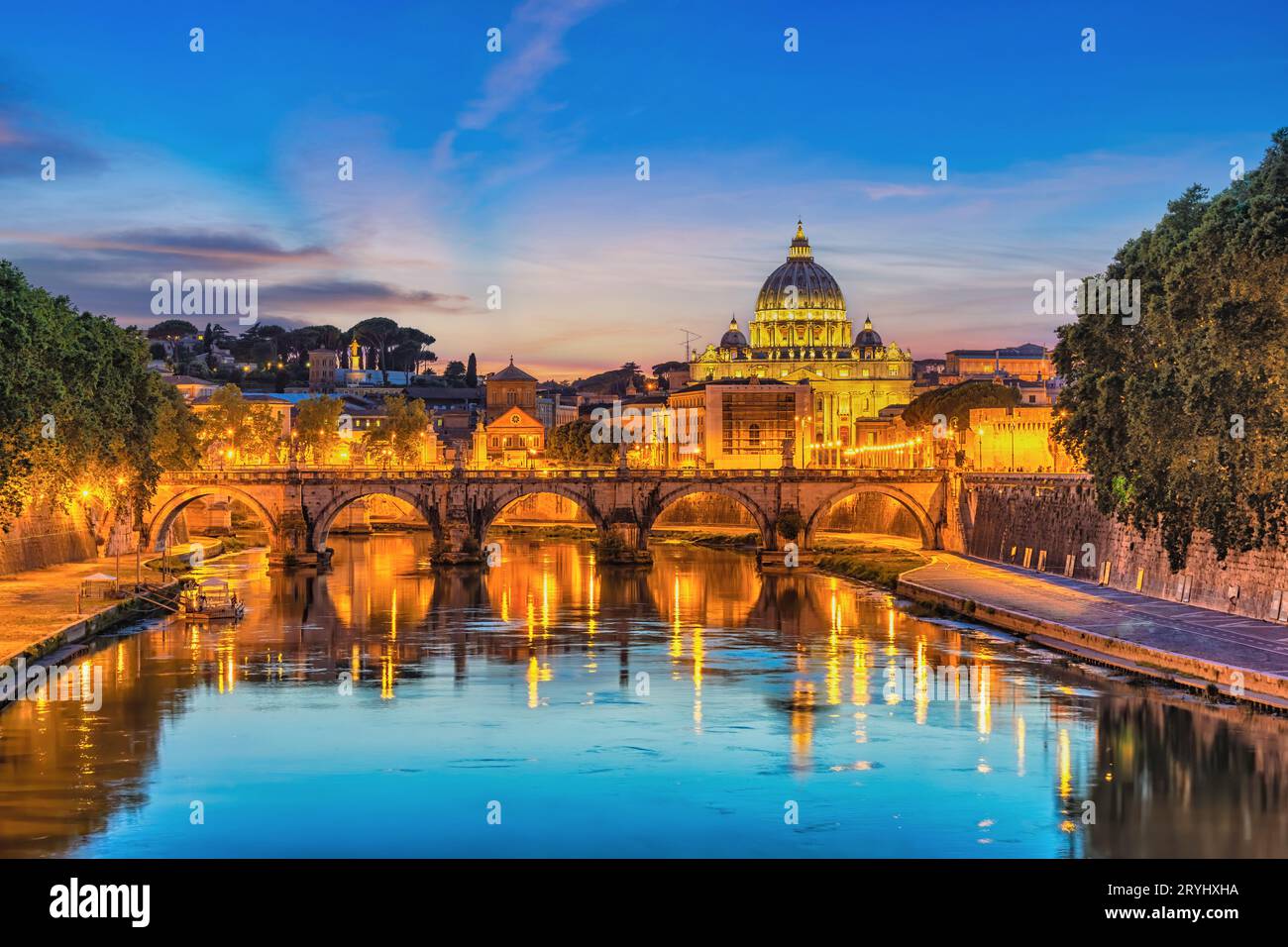 Roma Vaticano Italia tramonto skyline della città sul fiume Tevere Foto Stock