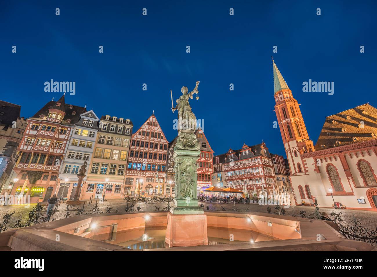 Francoforte Germania, skyline notturno della città in Piazza Romer Foto Stock