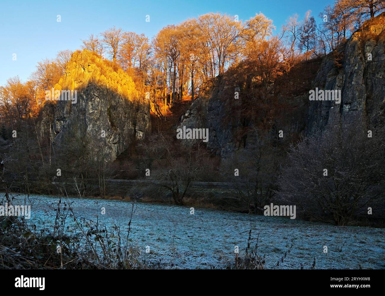 Riserva naturale Hoennetal in autunno, zona carsica, Balve, Sauerland, Germania, Europa Foto Stock