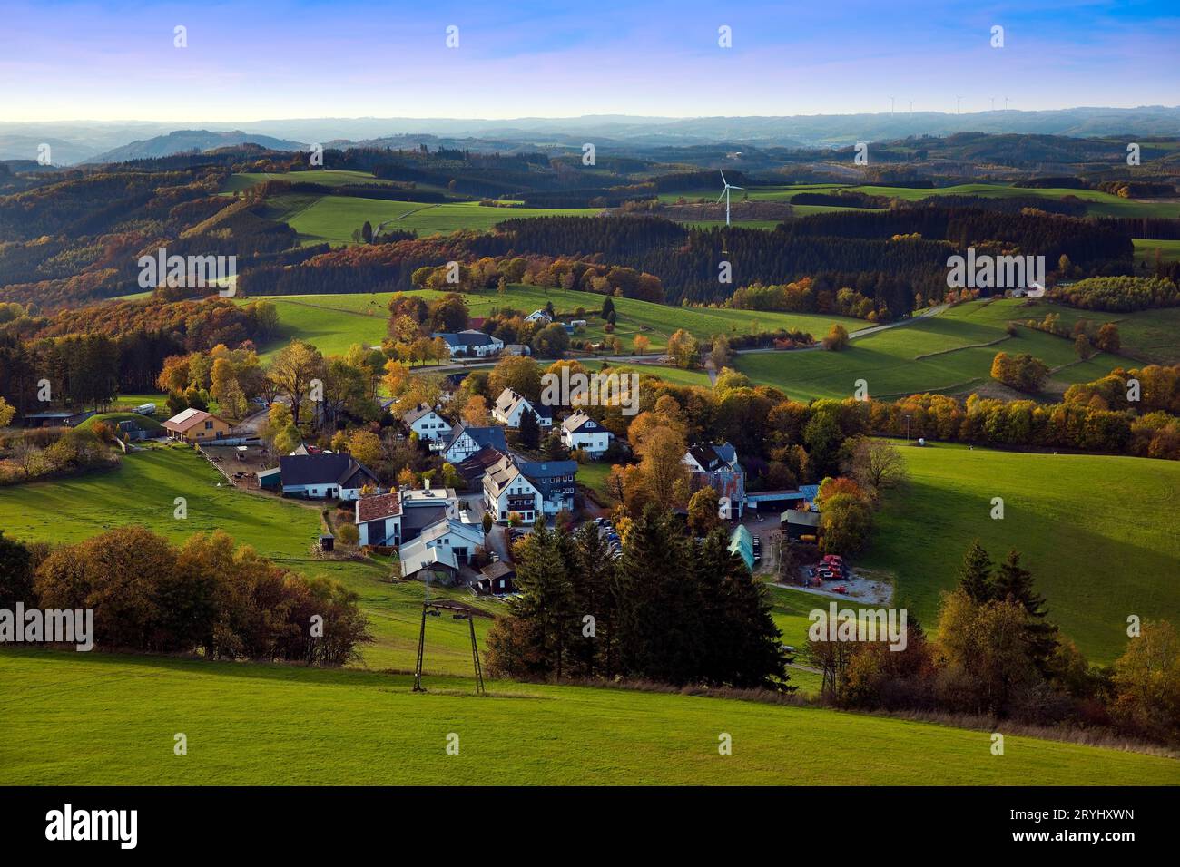 Ampia vista del paesaggio con la piccola città di Wildewiese, Sundern, Sauerland, Germania, Europa Foto Stock