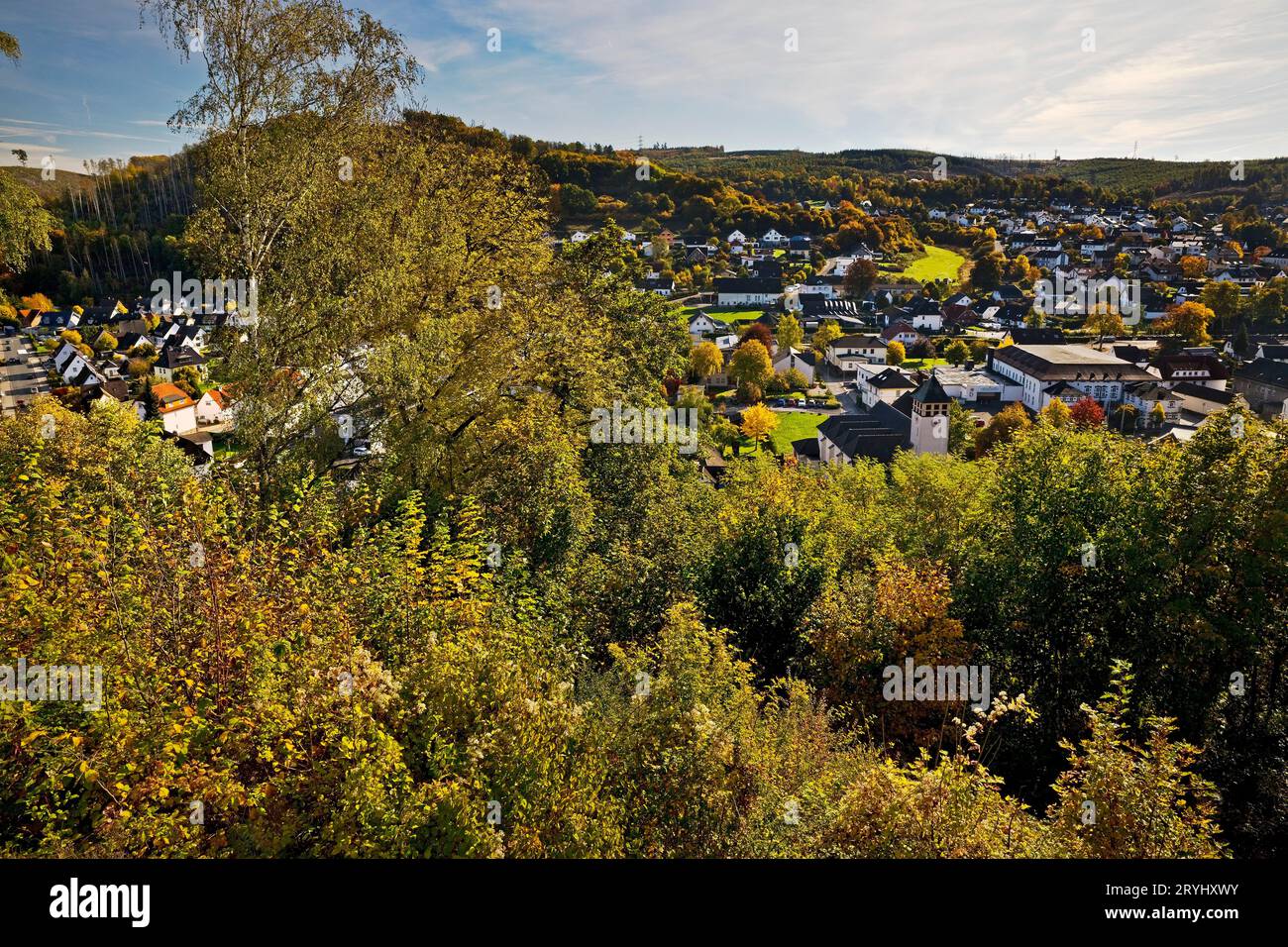 Ampia vista sul distretto di Hachen, Sundern, Sauerland, Renania settentrionale-Vestfalia, Germania, Europa Foto Stock