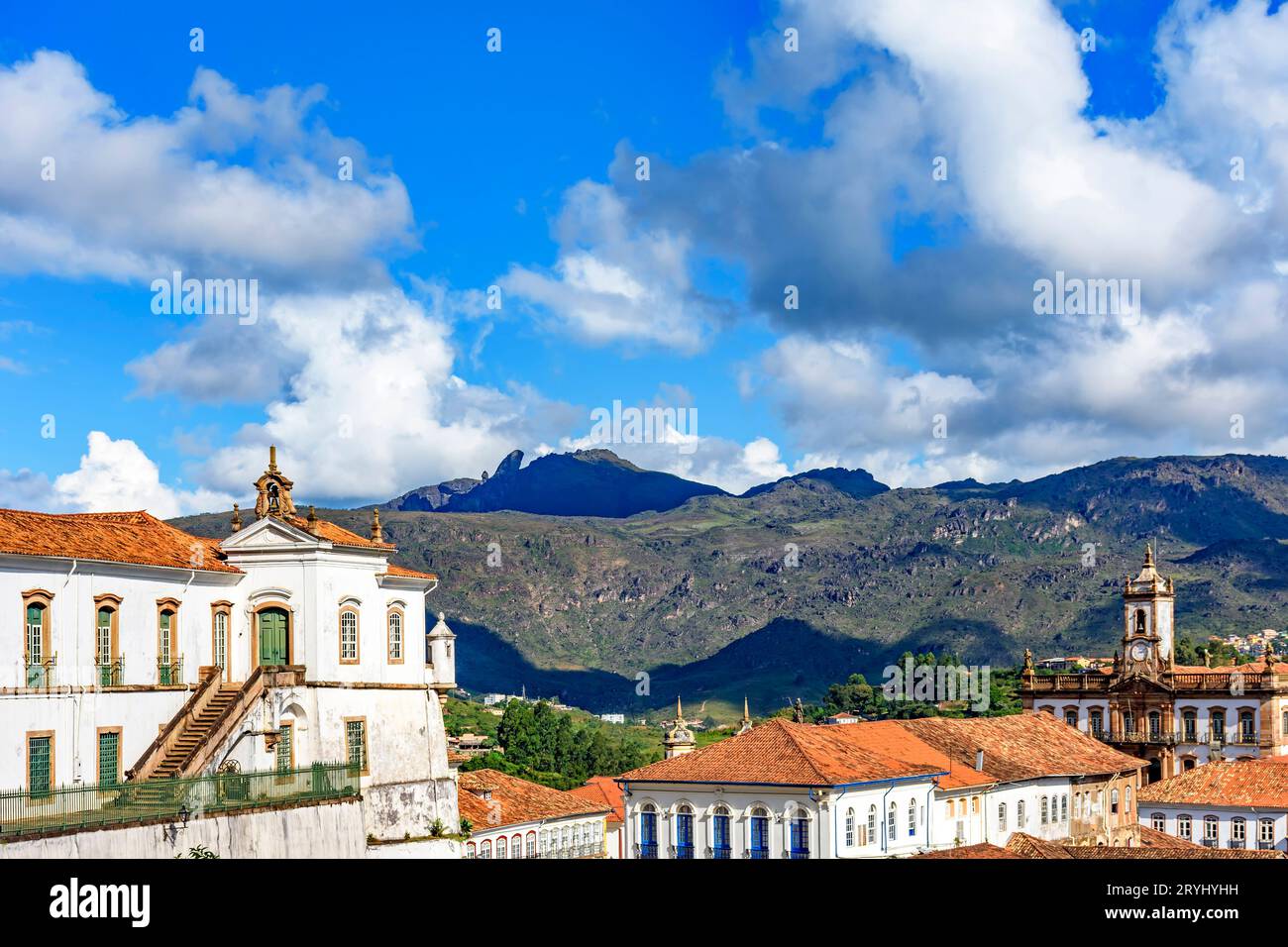 Edifici storici e chiese barocche nella città di Ouro Preto Foto Stock