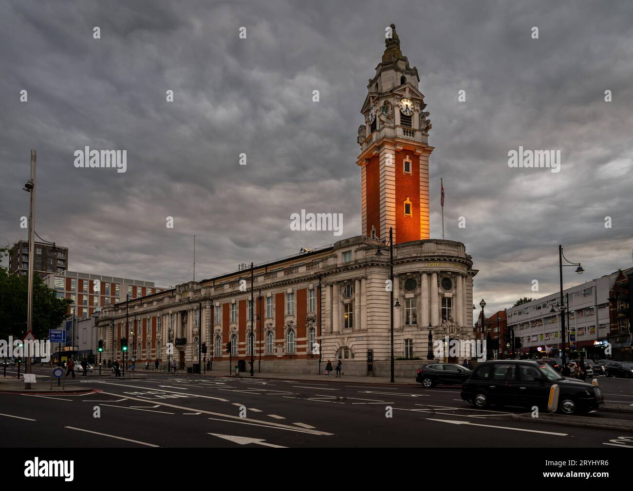 Brixton, Londra, Regno Unito: Il Municipio di Lambeth con la sua imponente torre dell'orologio su Brixton Hill a Brixton. Vista serale. Foto Stock