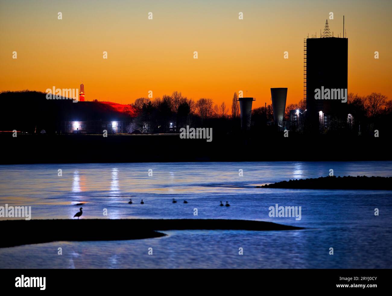 Reno al bagliore della sera con la miniera Rheinpreussen Schacht VIII a Moers, Duisburg, Germania Foto Stock
