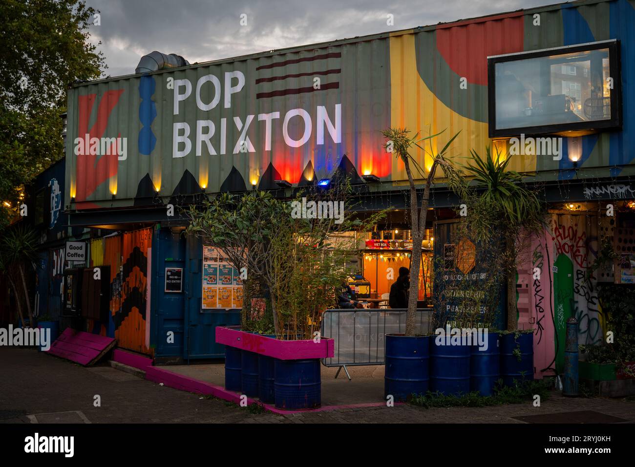 Brixton, Londra, Regno Unito: Pop Brixton, uno spazio comunitario che supporta ristoranti, bar e aziende locali. Realizzati con contenitori per spedizioni. Foto Stock