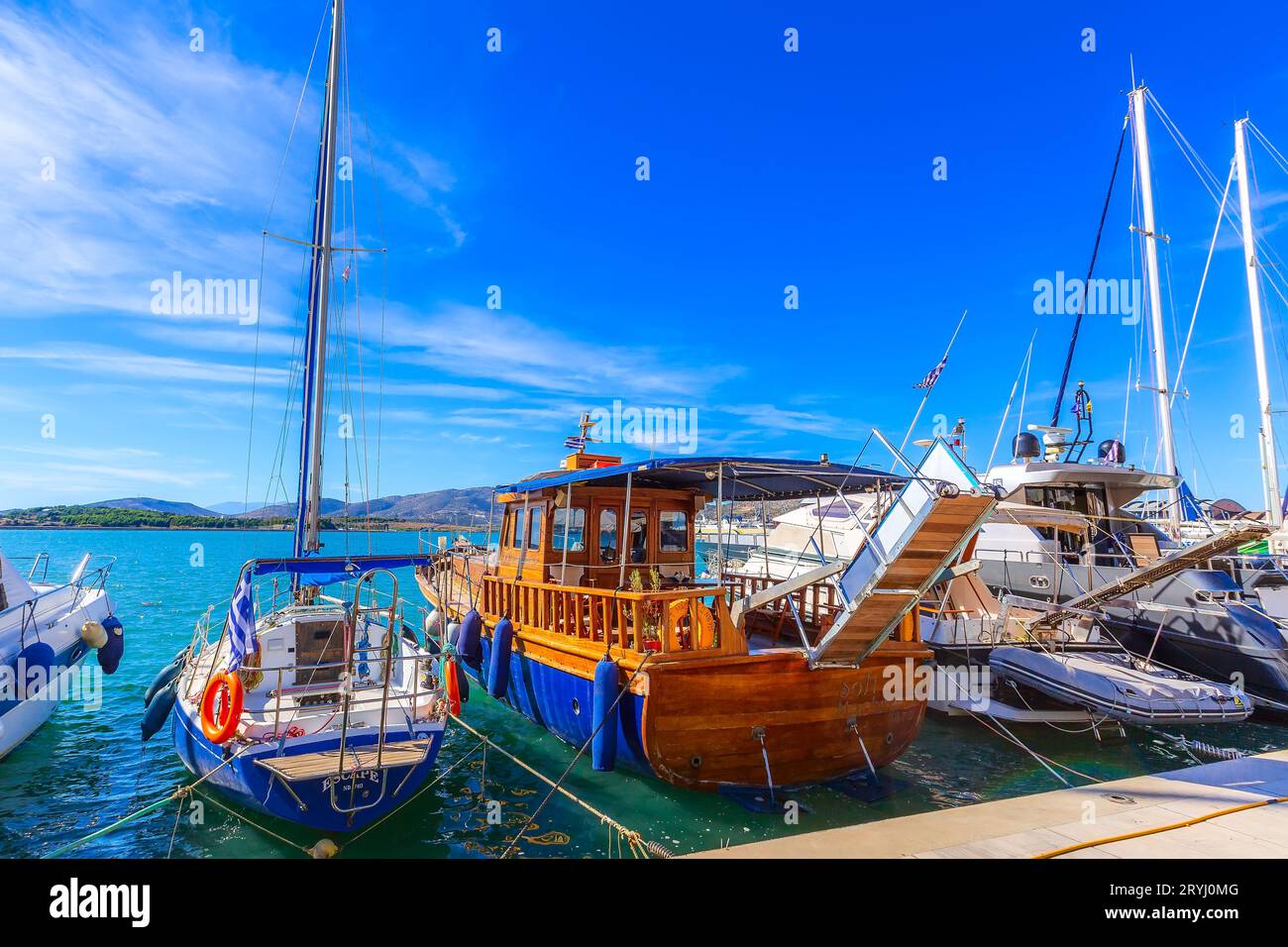 Navi a vela e yacht ormeggiati nel porto di Volos, Grecia Foto Stock