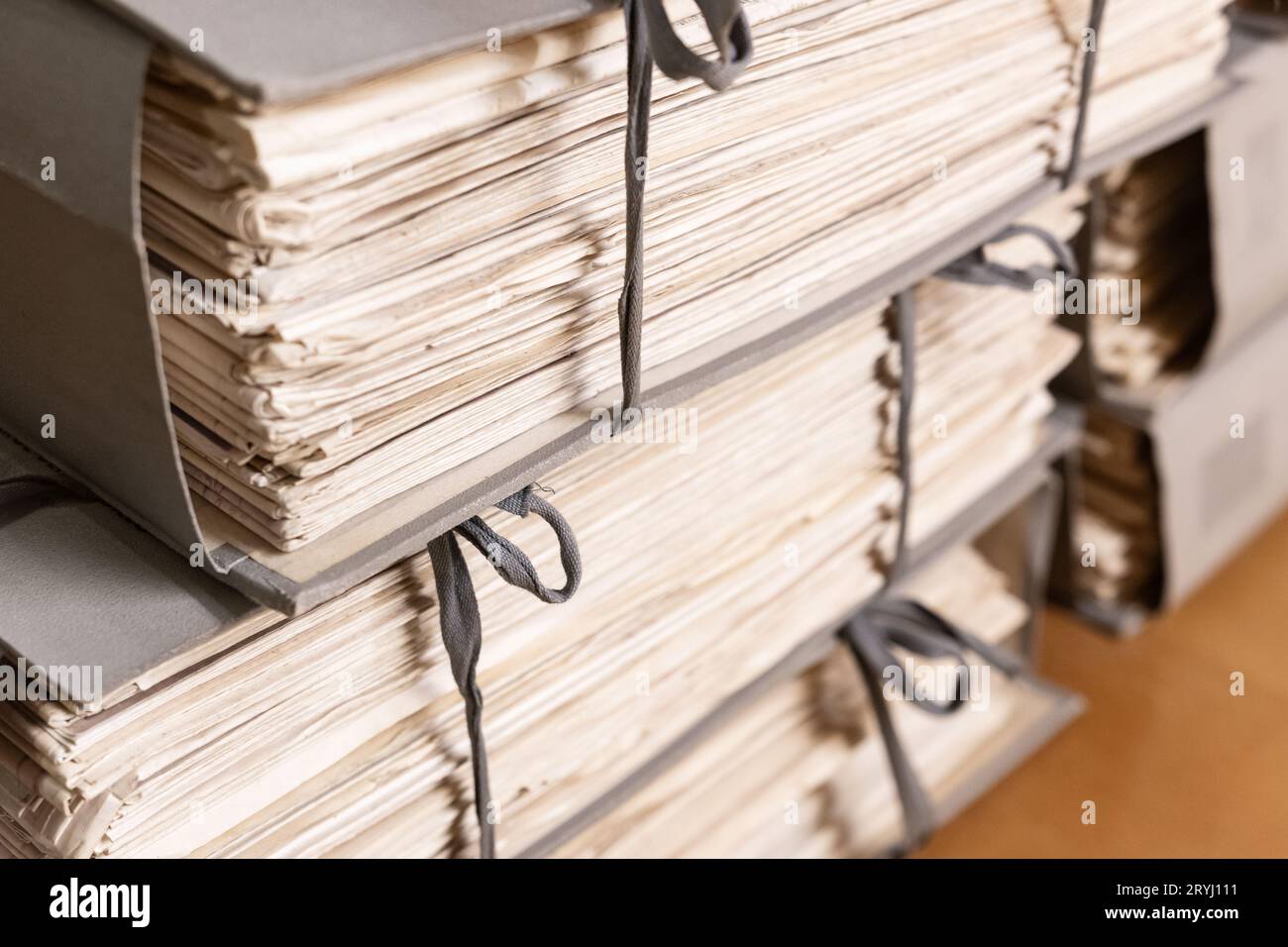 Documenti d'ufficio e impilati di raccoglitore